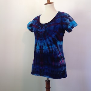 Ice Dye Tee Shirt Deep Scoop Neck Top tie dyed purple fireworks against the midnight sky size M