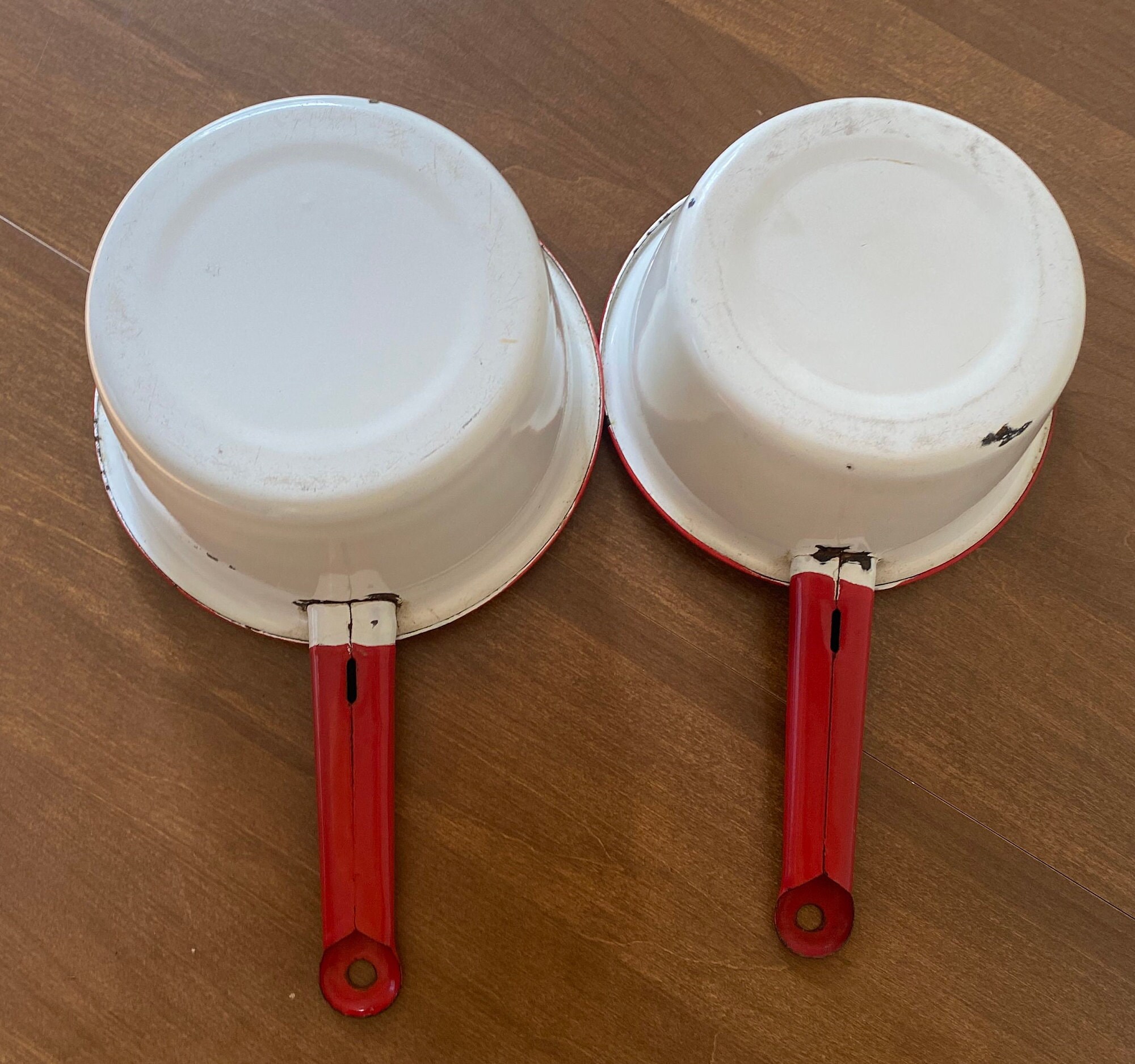 Enamel Cookware Set of 2 Sauce Pans Vintage Distressed White With Red Rim  Enamelware Cooking Pans 1 Quart & 1 1/2 Quart 