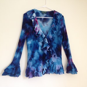 Suéter Tie Dye de linho com babados e nuvens sonhadoras tingidas de gelo em turquesa, azul, roxo e lavanda