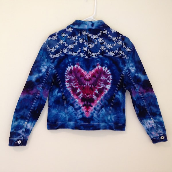 Tie Dye Jean Jacket avec Ice Dyed Heart sur le dos Festival Rock Concert Denim Trucker Jacket taille XS hippie love child style