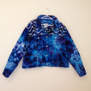 Tie Dye Jean Jacket Ladies 2XL Festival Jacket Rock Concert Ice Dyed Denim Trucker in turquoise, blue, purple