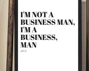 Könnte beinhalten: Schwarz-weiß gerahmter Druck mit dem Text "I'm not a business man, I'm a business, man" und dem Namen "JAY Z" unten.