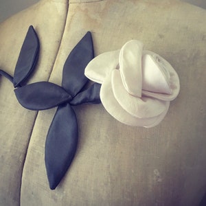 broche textil inspirado en el accesorio de moda rosa