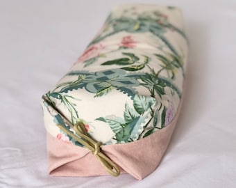 Japanese-inspired decorative cushion for relaxation