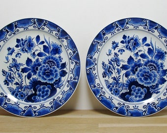 Porceleyne Fles - Pair of Royal Delft Blue Wall Plates with Flower Decoration - 25 cm / 9.84 inch - Vintage Dutch Delftware made in 1954