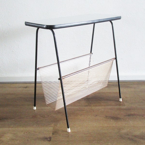 Table d'appoint de style PILASTRO vintage des années 70 avec porte-journaux et porte-revues en métal - Design industriel avec tôle d'acier perforée