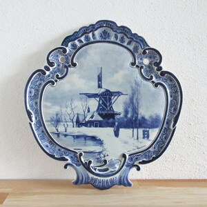 PORCELEYNE FLES - ZELDZAAM Antiek Royal Delfts Blauw Wandbord / Plaquette naar Du Chattel - 31 cm / 12,2 inch - Nederlands Delfts Blauw gemaakt in 1885