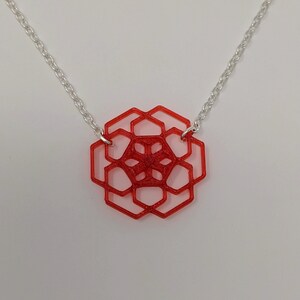 Rote geometrische Blume Anhänger Halskette auf Silberkette, 3D gedruckt zeitgenössische mod Schmuck, leichte Neon Halskette, fluoreszierenden Schmuck
