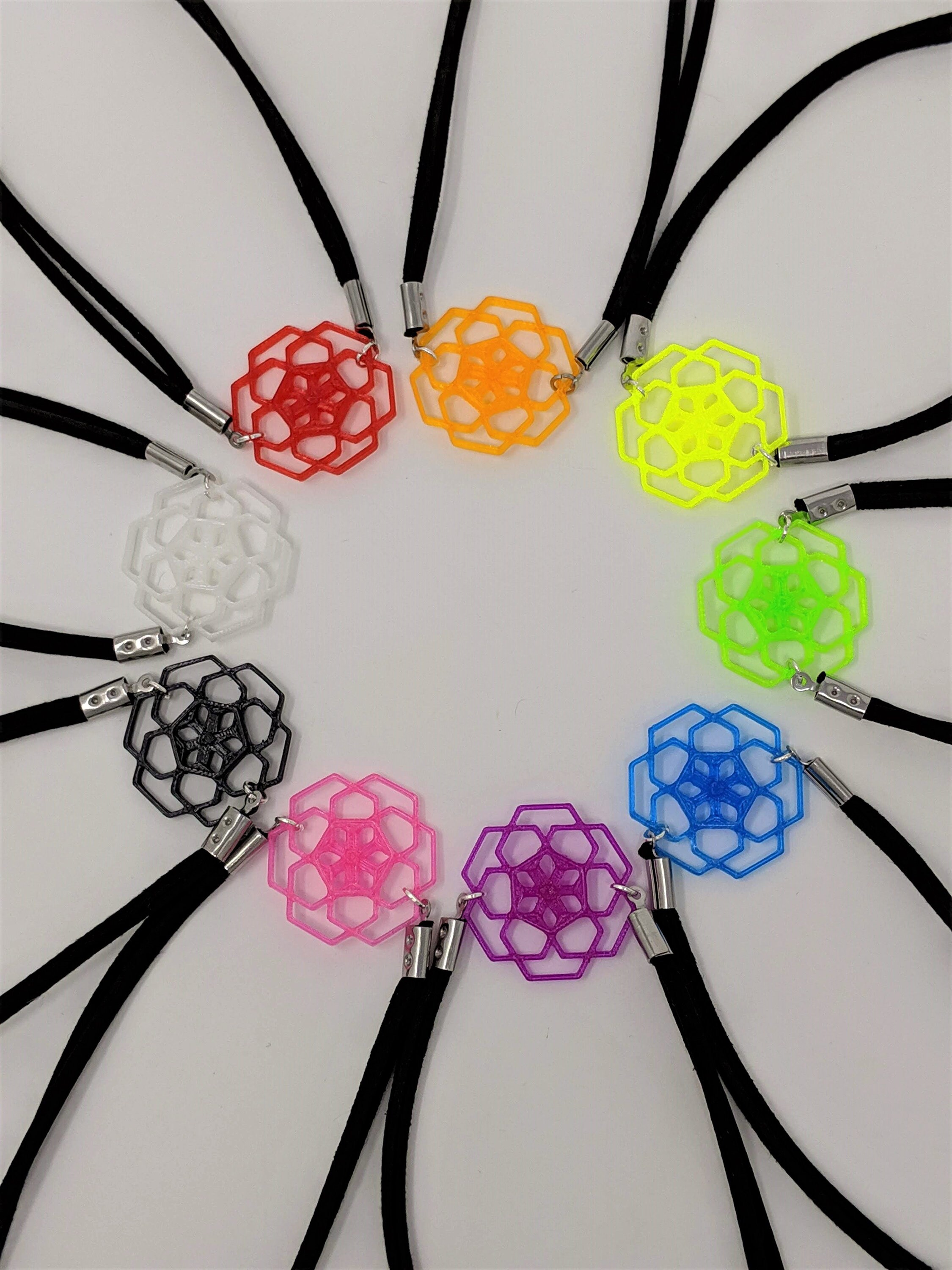 幾何学的な花のペンダントチョーカー（白）、3Dプリントの花の