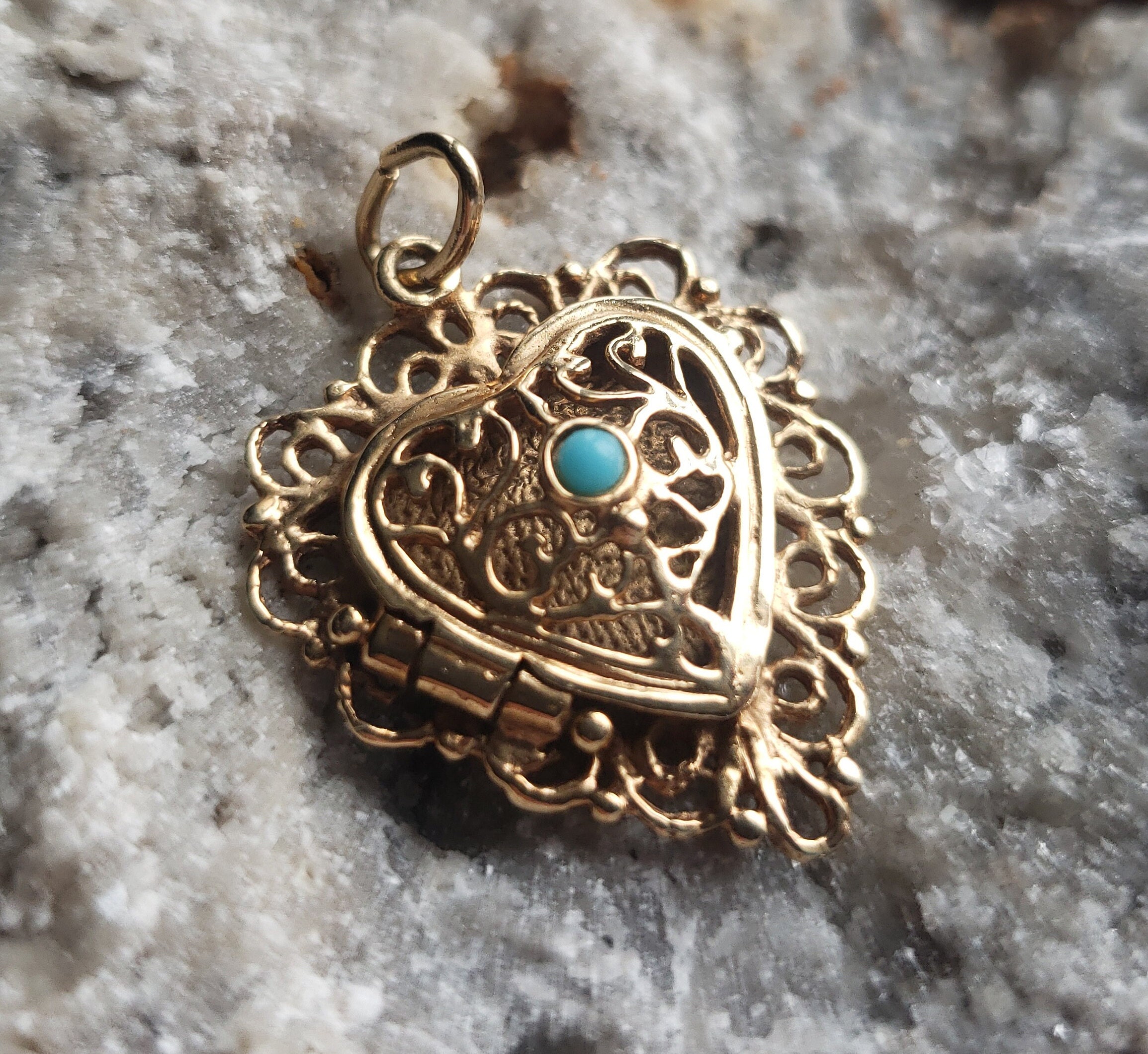 Love Wal Paper Locket