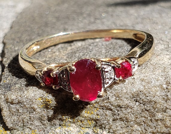 Anillo de oro con piedra roja sale