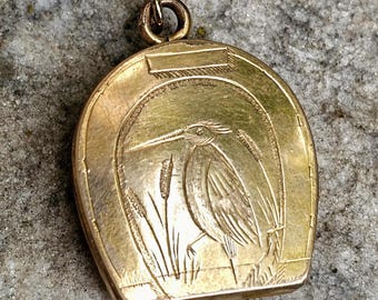 Medalhão vitoriano em forma de ferradura, banhado a ouro / Medalhão com gravura de garça