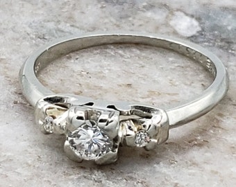 Anillo de compromiso vintage de mediados de siglo con diamantes / Anillo de tres piedras con diamantes