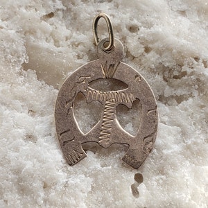 Edwardian Gold Hufeisen Anhänger / &quot;T&quot; Initial Anhänger / Gold Vintage Anhänger