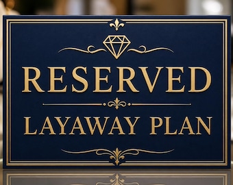 Pode incluir: Uma placa azul marinho com letras douradas que diz "RESERVADO PLANO DE PAGAMENTO A PRAZO". A placa tem um diamante e enfeites decorativos. A placa é emoldurada com uma borda dourada.
