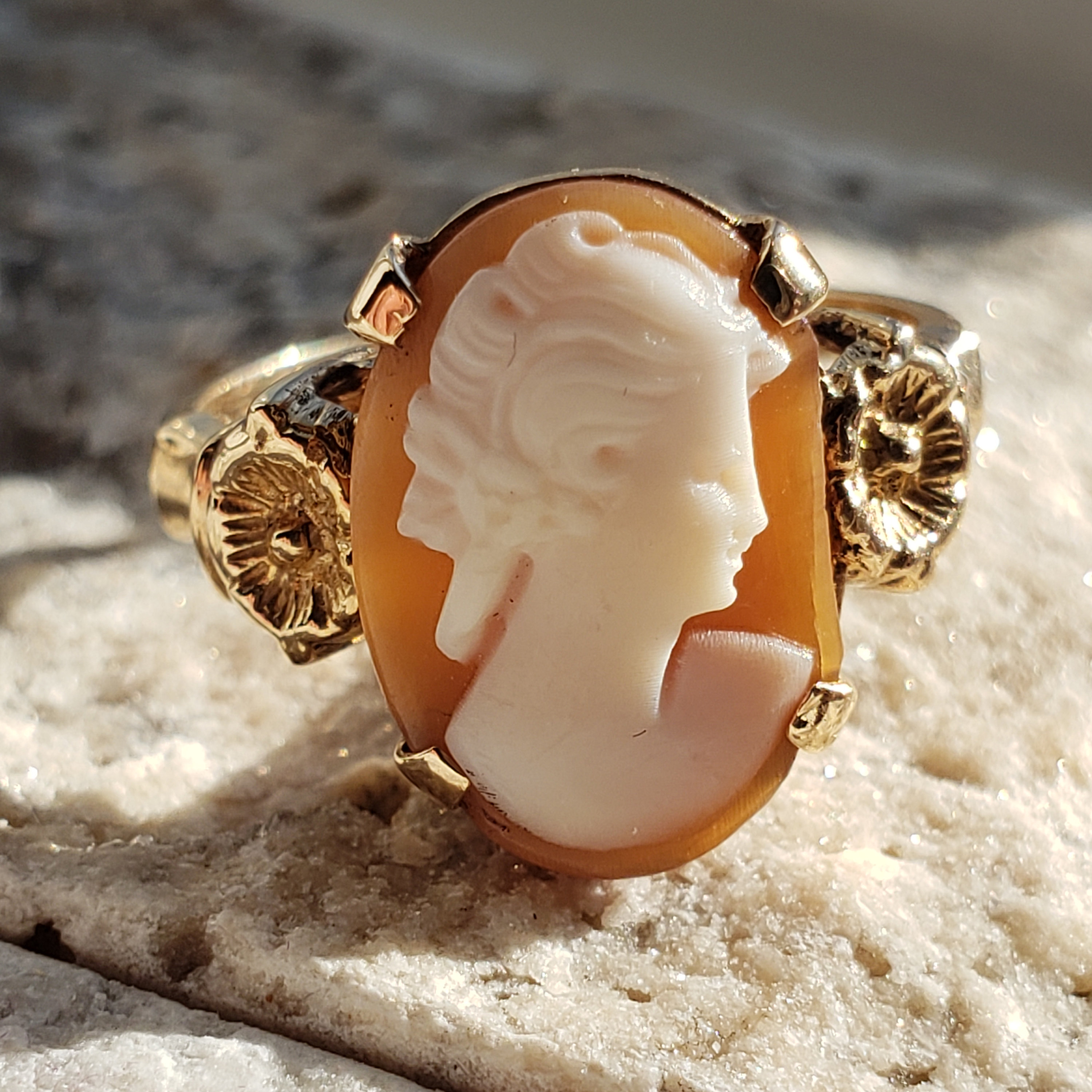 ヴィンテージ彫刻シェルカメオリング / 花柄ゴールド彫刻シェルカメオ