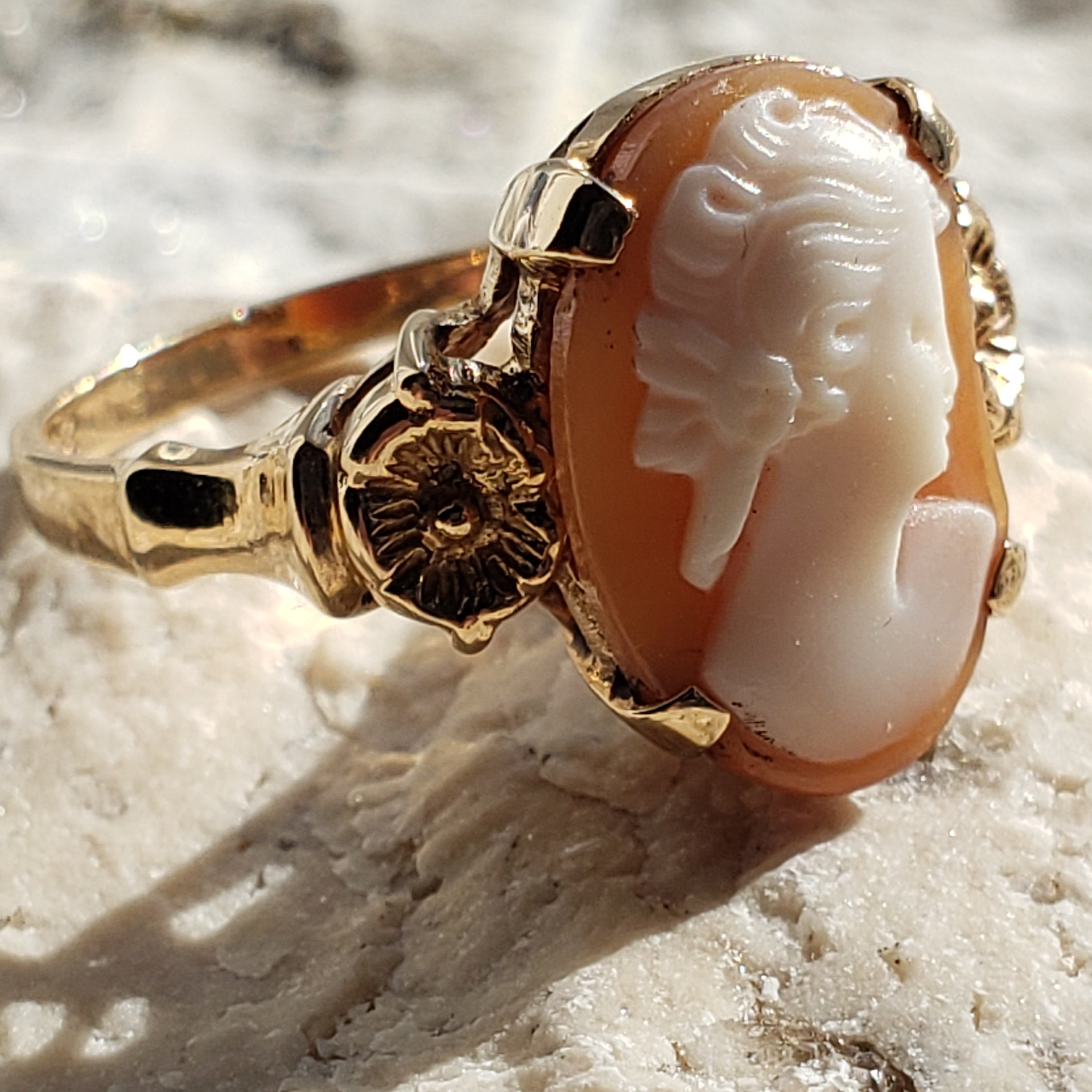 ヴィンテージ彫刻シェルカメオリング / 花柄ゴールド彫刻シェルカメオ