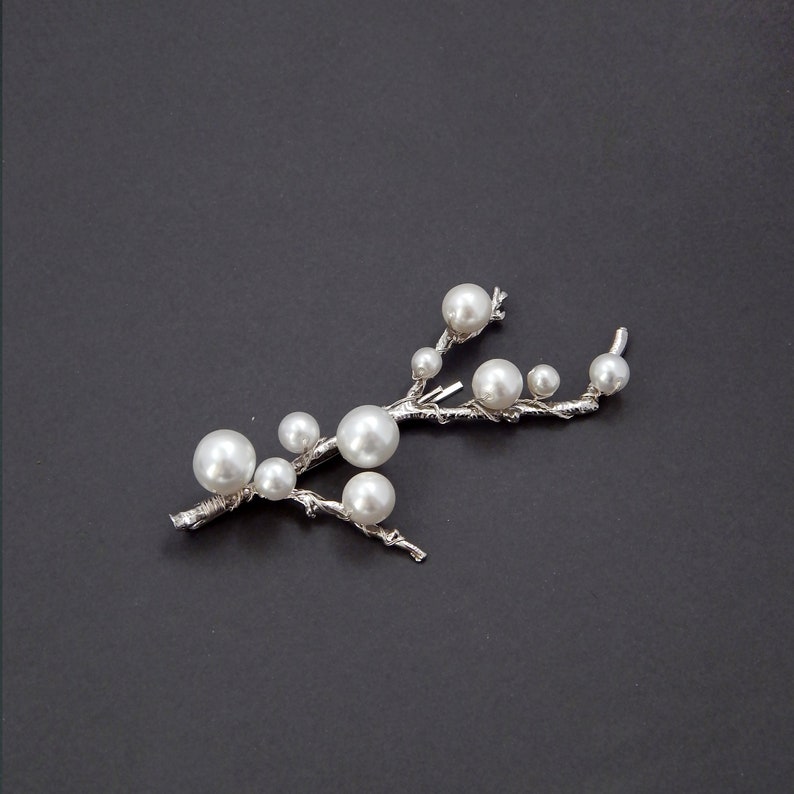 Large pearl hair clip Pearls hair pins White pearl hairpins Bridal hair pins Bridal pearl hair pins Wedding pearl hair piece White big pearl