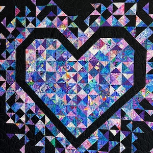 Hjärtquilt, svart med Kaffe Fassett lila och blå nyanser, Exploding Heart