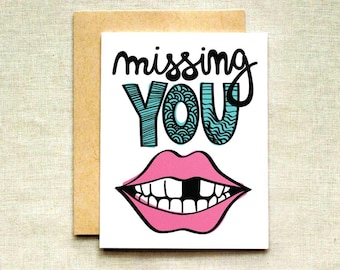 Tarjeta divertida de "Te extraño", labios con separación entre dientes