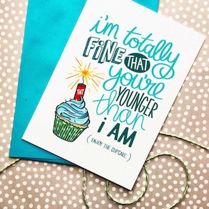 Estoy totalmente bien que seas más joven / Tarjeta de cumpleaños divertida / Tarjeta de cumpleaños para el mejor amigo / Tarjeta de cumpleaños sarcástica / Tarjeta de cupcake