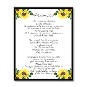 Puede incluir: Una impresión enmarcada del Salmo 23 con un diseño floral con girasoles amarillos. El texto dice: "El Señor es mi pastor; nada me faltará. En verdes praderas me hace descansar; junto a aguas tranquilas me conduce. Él restaura mi alma; me guía por sendas de justicia por amor a su nombre. Aunque pase por el valle de sombra de muerte, no temeré mal alguno, porque tú estás conmigo; tu vara y tu cayado me infunden aliento. Tú preparas mesa ante mí en presencia de mis enemigos; unges mi cabeza con aceite; mi copa rebosa. Ciertamente, el bien y la misericordia me seguirán todos los días de mi vida, y habitaré en la casa del Señor por siempre."