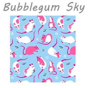 Puede incluir: Un patrón azul claro presenta ratas rosas y blancas con colas rosas, salpicadas de pequeñas estrellas y óvalos verdes. El texto "Bubblegum Sky" está en la parte superior de la imagen.
