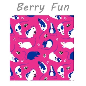 Puede incluir: Un patrón repetitivo sobre un fondo rosa presenta ratones blancos y azules, formas abstractas azules y blancas, semillas en blanco y negro y pequeñas estrellas blancas. Las palabras "Berry Fun" están en la parte superior en gris.