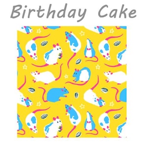 Puede incluir: Fondo amarillo con un patrón repetitivo de ratas de dibujos animados en blanco y azul, con colas y detalles rosas. El texto "Birthday Cake" está en la parte superior en gris.