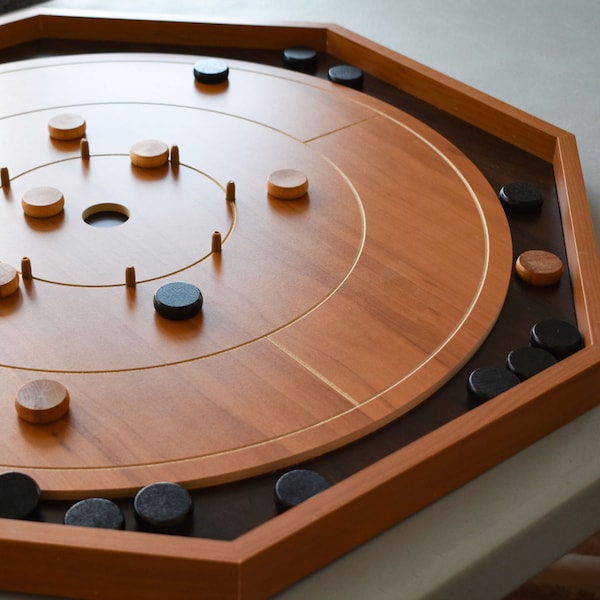 Crokinole bord voor beginners - Kersen- en walnootmelamine - CNC gegraveerde lijnen - Snel, waterbestendig speeloppervlak - Gemaakt in Canada