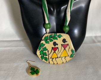 Terracotta ketting met groen bladmotief