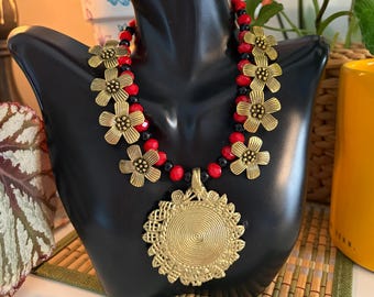 Colgante floral dorado y collar de dokra rojo / Joyería tribal india hecha a mano