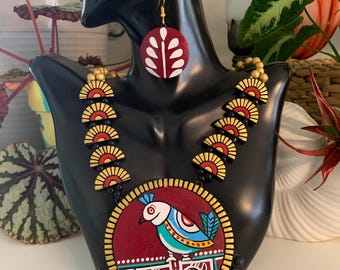 Set met rode terracotta ketting en oorbellen met vogelmotief | Handgemaakte sieraden van Indiase klei | Etnische sieraden