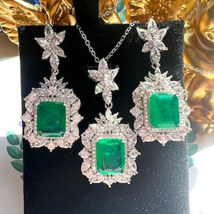 Exquisite Luxury Vibrant Green Emerald Earring Dangle Chandelier Halo Earrings Neon Glowing Muzo Green Emerald Victorian Style S925 w 18KGP