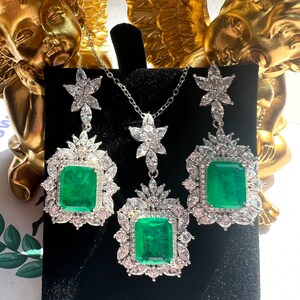 Exquisite Luxury Vibrant Green Emerald Earring Dangle Chandelier Halo Earrings Neon Glowing Muzo Green Emerald Victorian Style S925 w 18KGP
