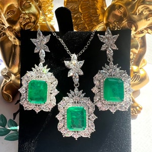 Exquisite Luxury Vibrant Green Emerald Earring Dangle Chandelier Halo Earrings Neon Glowing Muzo Green Emerald Victorian Style S925 w 18KGP