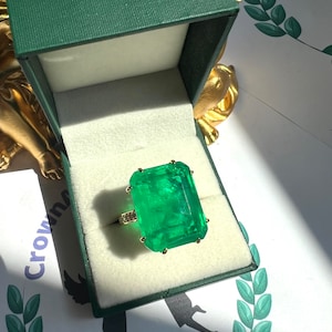 ジャンボサイズの素晴らしいエメラルドグリーンの森林グリーンリング 16 x 20 mm ハローリング/エキゾチックなネオンの鮮やかなグリーンの輝き/ギフトに最適なミニマリズムリング ゴールド