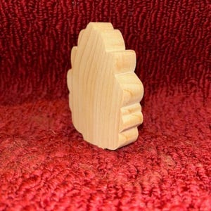 Hand Cut Wooden Pine Cone: Craft DIY Decor (4.75" Tall) bild 2