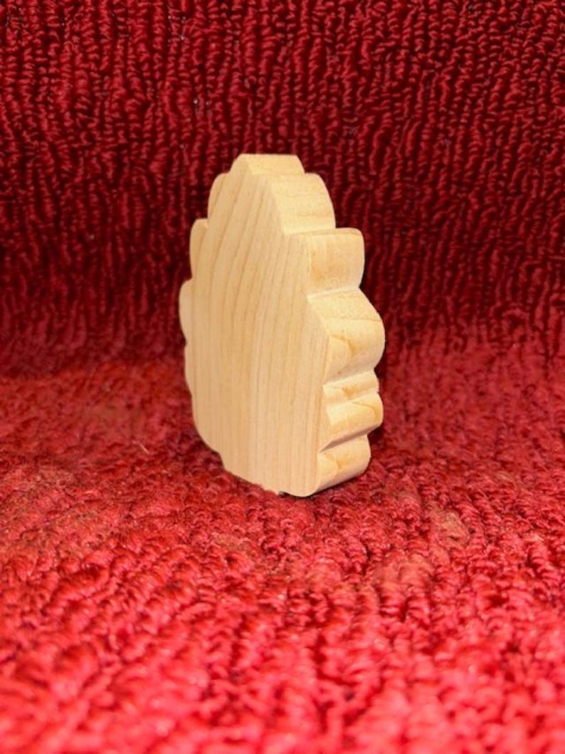 Hand Cut Wooden Pine Cone: Craft DIY Decor (4.75" Tall) bild 2