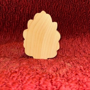 Hand Cut Wooden Pine Cone: Craft DIY Decor (4.75" Tall) bild 1