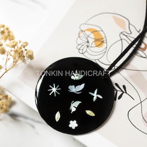 Collar con incrustaciones de nácar hechas a mano, cordón de cuero de gamuza, joyería de moda boho para mujer, accesorios boho, joyería ligera