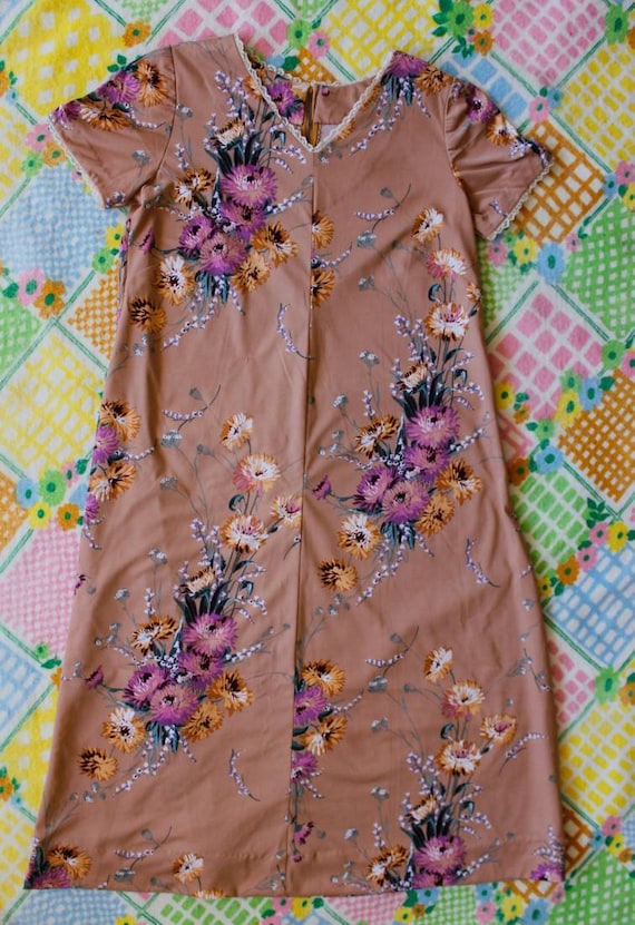 1970s vintage floral dress with lace trimming - image 1