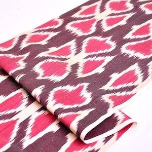 Donkerrode ikat-stof op maat gesneden, stoffering, handgeweven stof, handgeweven, ikat-stof, ikat-stof naaien, quilten, zijde ikat adras-stof