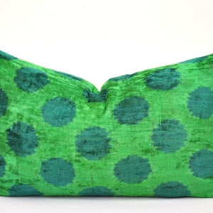 Almohada ikat de terciopelo verde, almohada de lunares, almohada decorativa de acento, almohada decorativa de terciopelo, almohada de tiro, cojín de terciopelo, almohada ikat de seda