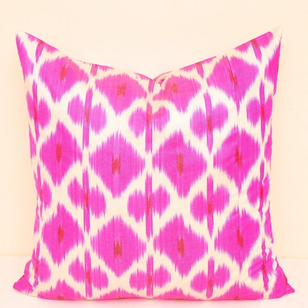 Housse de coussin ikat rose fait main, mélange de soie et de coton, 50 x 50 cm