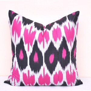 Rosa schwarzes Ikat Kissen, Ikat Kissen, Dekokissen, handgemachtes Kissen, Dekokissen, Kissenbezug aus Baumwolle, Dekokissen