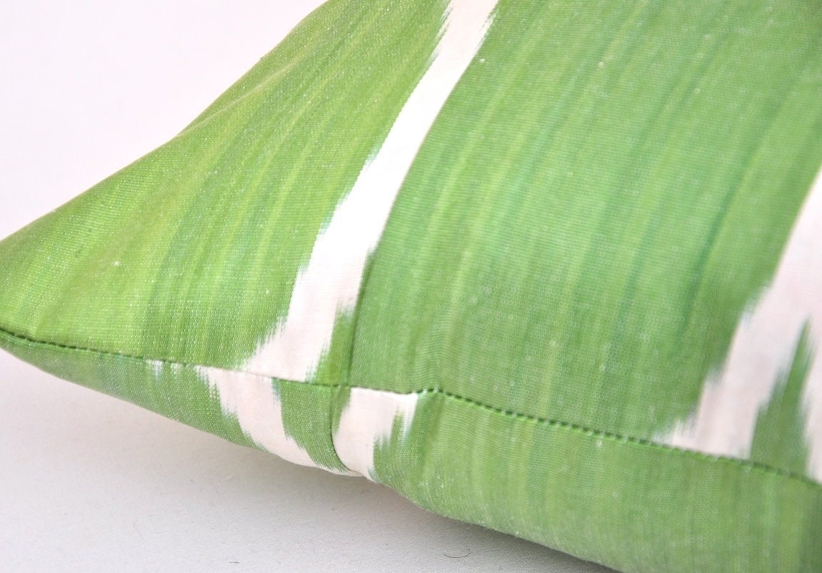 Cushion Ikat Lime green