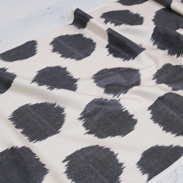 Tissu à pois noir blanc ikat tissu de soie tissu d'ameublement tissé à la main tissu vêtements ikat tissu designer tissu ikat vendu au mètre