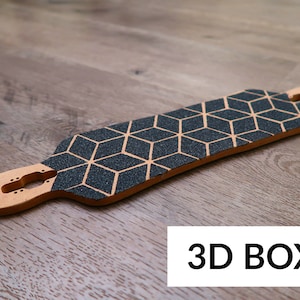 Może przedstawiać: Deska longboardowa z taśmą antypoślizgową w czarno-pomarańczowym wzorze geometrycznym. Deska jest wykonana z drewna i ma zaokrąglony kształt. Tekst "3D BOX" jest nadrukowany na białym tle.