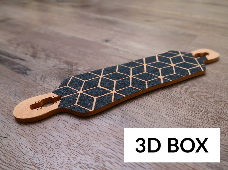 Może przedstawiać: Deska longboardowa z taśmą antypoślizgową w czarno-pomarańczowym wzorze geometrycznym. Deska jest wykonana z drewna i ma zaokrąglony kształt. Tekst "3D BOX" jest nadrukowany na białym tle.